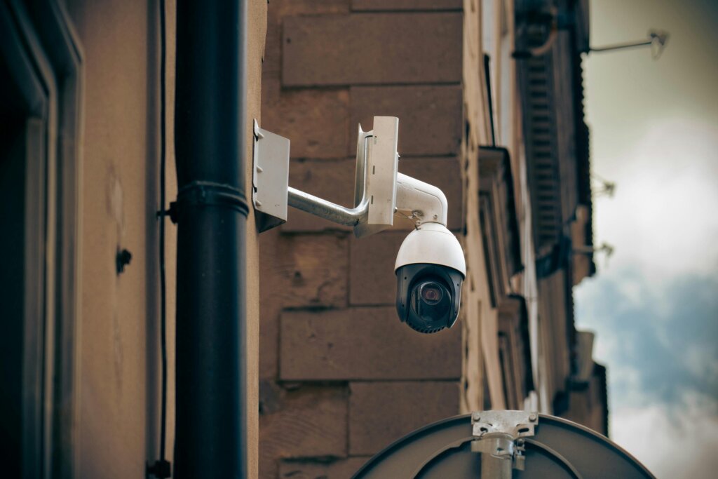 Az Airbnb betiltja a beltéri biztonsági kamerákat